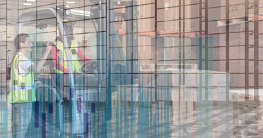 Depoda tartışan çeşitli erkek ve kadın çalışanların veri işleme görüntüsü. Lojistik işi ve teknoloji konsepti