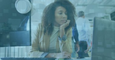 Ofiste dizüstü bilgisayar kullanan Afro-Amerikan bir iş kadınının veri işleme görüntüsü. Küresel iş, finans ve dijital arayüz kavramı, dijital olarak oluşturulmuş görüntü.