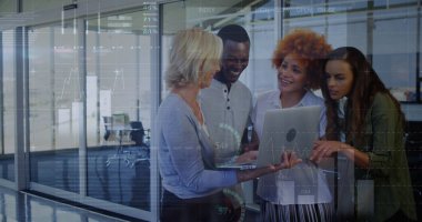 Çeşitli iş adamlarının konuştuğu veri işleme görüntüsü. küresel iş ve dijital arayüz kavramı, dijital olarak oluşturulmuş görüntü.