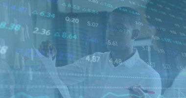 Yürüyen iş adamları üzerinde finansal veri işleme görüntüsü. Küresel işletme kumar finans ve veri işleme kavramı, dijital olarak oluşturulmuş görüntü.