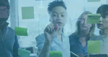 Ofiste çalışan çeşitli iş adamlarının veri işleme görüntüsü. Küresel iş, finans ve dijital arayüz kavramı, dijital olarak oluşturulmuş görüntü.