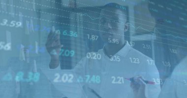 Yürüyen iş adamları üzerinde finansal veri işleme görüntüsü. Küresel işletme kumar finans ve veri işleme kavramı, dijital olarak oluşturulmuş görüntü.