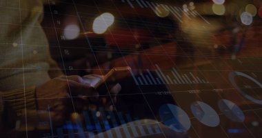 Gece akıllı telefon ve şehir kullanan kişi üzerinde veri işleme görüntüsü. Küresel iletişim, iş dünyası, veri ve dijital arayüz kavramı, dijital olarak oluşturulmuş görüntü.