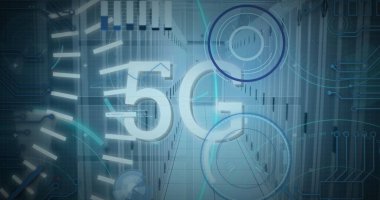 Sunucu odasında 5G metin ile tarama alanı görüntüsü. Küresel teknoloji, bilgisayar ve dijital arayüz kavramı, dijital olarak oluşturulmuş resim.