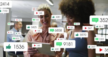 Ofisteki çeşitli iş adamlarıyla ilgili sosyal medya veri işleme resmi. Küresel iş, finans, hesaplama ve veri işleme kavramı, dijital olarak oluşturulmuş resim.