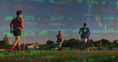 Oyun parkında futbol antrenmanı yapan çok ırklı oyuncular üzerinde hareket eden ticaret kurulu görüntüsü. Dijital bileşik, çoklu pozlama, yatırım, finans, veri, rekabet, spor, takım çalışması kavramı
