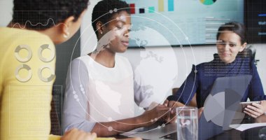 Ofiste konuşan çeşitli iş adamlarının üzerinde veri işleme ve küre görüntüsü. Küresel iş ve dijital arayüz kavramı, dijital olarak oluşturulmuş görüntü.