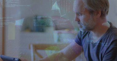 Orta yaşlı, beyaz erkek, akıllı telefona bakıyor. Kısa gri saçları ve sakalı var, günlük bir tişört giyiyor. Akıllı telefon ekranı parlıyor, grafik ve metin gösteriyor