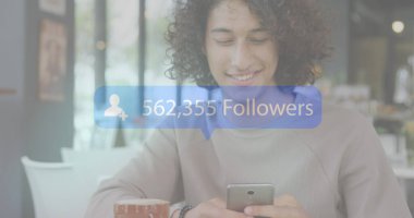 Telefon kulaklığı takan bir kadın için ağ mesajı ve e- posta simgeleri. Küresel öğrenim tıbbı veri işleme teknolojisi ve bağlantı konsepti, dijital olarak oluşturulmuş görüntü.