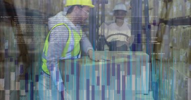 Kafkas erkek işçinin depoda forklift kutusunu istiflerken görüntüsü. Lojistik işi ve teknoloji konsepti