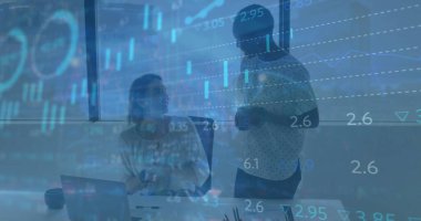 Ofisteki iş adamları üzerinde finansal veri işleme resmi. Küresel iş, finans, hesaplama, bağlantılar ve veri işleme kavramı, dijital olarak oluşturulmuş resim.