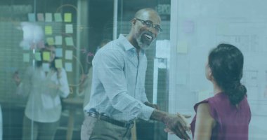 Ofiste çalışan çeşitli iş adamlarının veri işleme görüntüsü. Küresel iş, finans ve dijital arayüz kavramı, dijital olarak oluşturulmuş görüntü.