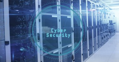 Sunucu odasına karşı yuvarlak tarayıcı ve matematiksel denklemler üzerinden siber güvenlik metninin görüntüsü. Siber güvenlik ve iş veri depolama teknolojisi kavramı