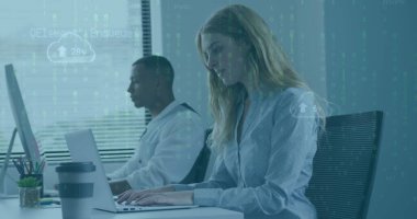 Ofiste çalışan çeşitli iş adamlarının veri işleme görüntüsü. Küresel iş, finans ve dijital arayüz kavramı, dijital olarak oluşturulmuş görüntü.