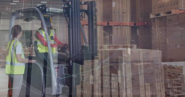 Depoda tartışan çeşitli erkek ve kadın çalışanların veri işleme görüntüsü. Lojistik işi ve teknoloji konsepti