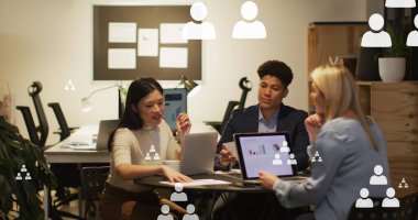 Ofisteki çeşitli iş adamlarıyla ilgili sosyal medya veri işleme resmi. Küresel iş, finans, hesaplama ve veri işleme kavramı, dijital olarak oluşturulmuş resim.