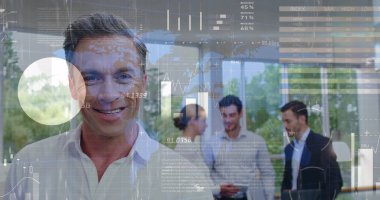 Çeşitli iş adamlarının konuştuğu veri işleme görüntüsü. küresel iş ve dijital arayüz kavramı, dijital olarak oluşturulmuş görüntü.