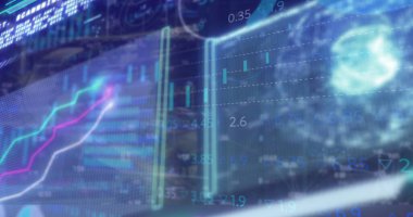 Mavi arka planda dönen dünya üzerinde borsa veri işleme arayüzü görüntüsü. Küresel ekonomi ve iş arayüzü teknolojisi kavramı