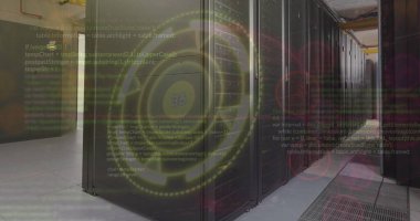 Servis odasının üzerinde simgeler, bilgisayar dili ve yükleme çemberi resmi. Dijital bileşim, kodlama, iş, ilerleme, veri merkezi, ağ, teknoloji ve ağ sunucu kavramı.