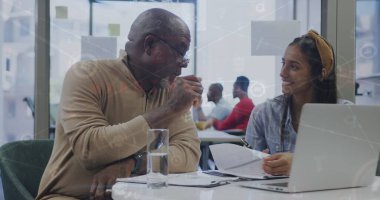 Ofisteki çeşitli iş adamlarıyla ilgili finansal veri işleme resmi. Küresel finansman, iş ve dijital arayüz kavramı, dijital olarak oluşturulmuş görüntü.