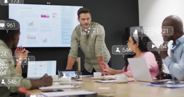 Çeşitli adamların büyük ekrandaki iş arkadaşlarına rapor vermeleri üzerine bilgilendirme çubuklarının resmi. Dijital bileşik, çoklu pozlama, iş, takım çalışması, planlama, sosyal medya anımsatma ve teknoloji.