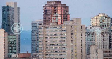 Şehir manzarası üzerinde simge ve finansal veri işleme resimleri. Küresel finans, iş dünyası, bağlantılar, hesaplama ve veri işleme kavramı, dijital olarak oluşturulmuş resim.