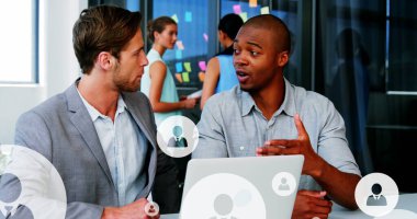 Muhtelif girişimcilerin ofiste tartıştıkları birden fazla profil simgelerinin resmi. Dijital bileşik, çoklu pozlama, iş dünyası, iş arkadaşları, planlama, takım çalışması ve teknoloji konsepti.