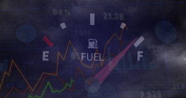 Gökyüzündeki kara bulutlara karşı hız göstergesi ve istatistiksel veri işleme görüntüsü. Otomobil mühendisliği ve iş veri teknolojisi kavramı