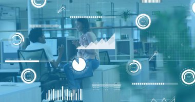 Grafiklerin, çizgilerin ve çemberlerin çeşitli iş arkadaşlarının masadaki fikirlerini paylaşması. Dijital bileşik, çoklu pozlama, rapor, iş, ilerleme, planlama, takım çalışması ve tartışma kavramı.