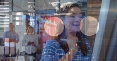 Çeşitli iş adamlarının not tutması üzerine veri işleme resmi. Küresel iş ve dijital arayüz kavramı, dijital olarak oluşturulmuş görüntü.