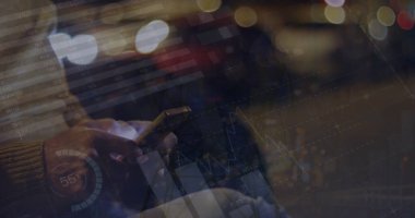 Akıllı telefon kullanan beyaz adamın istatistik ve mali veri işleme görüntüsü. Küresel iş, bağlantılar, ağlar ve veri işleme konsepti, dijital olarak oluşturulmuş resim.