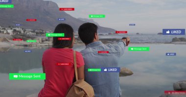 Sahildeki iki ırklı çiftin sosyal medya metinleri ve simgeleri. Küresel sosyal medya, dijital arayüz, hesaplama ve veri işleme kavramı, dijital olarak oluşturulmuş resim.