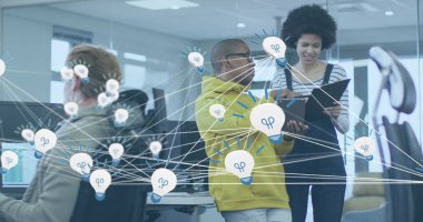 Çeşitli iş adamları üzerindeki simgelerle bağlantı ağının görüntüsü. Küresel iş, bağlantılar ve dijital arayüz kavramı, dijital olarak oluşturulmuş görüntü.