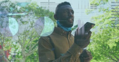 Akıllı telefon kullanarak yüz maskesi takan Afro-Amerikan erkeklerin veri işleme görüntüsü. Küresel bilim, bağlantılar, veri işleme ve dijital arayüz kavramı, dijital olarak oluşturulmuş görüntü.
