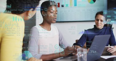 Ofiste konuşan çeşitli iş adamlarının veri işleme görüntüsü. Küresel iş ve dijital arayüz kavramı, dijital olarak oluşturulmuş görüntü.