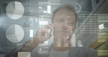 Akıllı telefon kullanan bir adamın finansal veri işleme görüntüsü. Küresel iş, finans, hesaplama ve veri işleme kavramı, dijital olarak oluşturulmuş resim.