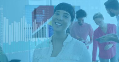 Çeşitli takımlar tartışıyor, melez bir bayan yardımcı gülümsüyor. Koyu renk saçlı, açık tenli, beyaz gömlekli, arka planda bir ofisi var.