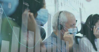 Çeşitli bir ekip ekranda finansal verileri analiz ediyor. Beyaz saçlı ve gözlüklü kıdemli beyaz adam, genç Afrikalı Amerikalı adam ve koyu saçlı iki melez kadın...