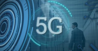 Sunucu odasında beyaz adam üzerinde 5G metin ve veri işleme ile tarama alanı görüntüsü. Küresel teknoloji, bilgisayar ve dijital arayüz kavramı, dijital olarak oluşturulmuş resim.