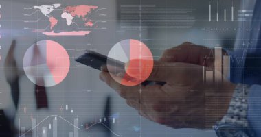 Bir insan şeffaf ekrandaki dijital grafiği işaret ediyor. Takım elbise giyen bireyin saati var ve verileri analiz ediyor.