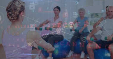 Çift ırklı iş kadını ağı üzerindeki simgelerle olan bağlantıların resmi. Küresel eğitim dijital arayüz teknolojisi ve ağ konsepti, dijital olarak oluşturulmuş görüntü.