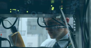 Beyaz erkek mühendis sunucu odasında çalışan yuvarlak tarayıcılar ve veri işleme görüntüsü. Bilgisayar arayüzü ve iş veri teknolojisi kavramı