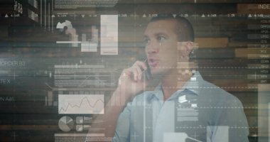 Akıllı telefon kullanan bir adamın finansal veri işleme görüntüsü. Küresel iş, finans, hesaplama ve veri işleme kavramı, dijital olarak oluşturulmuş resim.