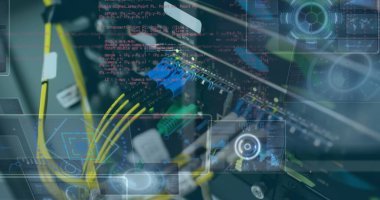 Bir bilgisayar sunucusunun kapatılmasına karşı yuvarlak tarayıcıların ve veri işleme görüntüsü. Bilgisayar arayüzü ve iş veri teknolojisi kavramı