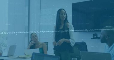 Muhtelif arkadaş grupları ofiste tartışıyor, biri akıllı telefon tutuyor. Uzun saçlı Asyalı kadın, dizüstü bilgisayarlı melez kadın, sakallı Afrikalı Amerikalı adam.