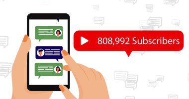 Akıllı telefonu tutan eller abone sayısını, ekranda mesajları gösteriyor. Kırmızı oynatma düğmesi geniş kitleye ulaşan YouTube kanalını öneriyor