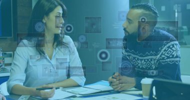 Çeşitli arkadaşlar tartışıyor, biri akıllı telefon tutuyor. Beyaz adamın kısa kahverengi saçları, melez kadının uzun siyah saçları var.