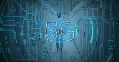 Sunucu odasında yürüyen adamın 5G üzerinde hareket eden fütüristik dairelerin resmi. Görüntü, dijital resim ve yuvarlak tarayıcılara odaklı bilgisayar arayüzü teknolojisini gösterir.