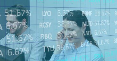 Etrafı verilerle çevrili çeşitli meslektaşlar dijital görevlere odaklanıyor. Siyah saçlı çift ırklı kadın teknoloji kullanıcısı telefonda konuşuyor, kahverengi saçlı beyaz erkek yazılım geliştiricisi ekrana bakıyor