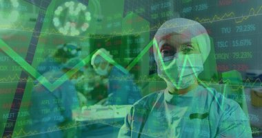 Tablet kullanan beyaz cerrahların tıbbi veri işleme görüntüsü. Küresel ekonomi ve iş teknolojisi kavramı.